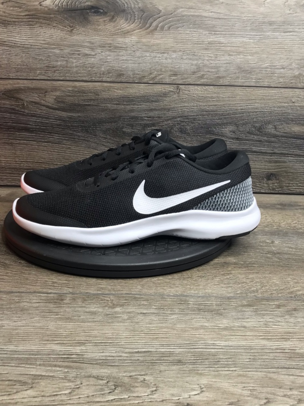 Nike Women’s size 12  flex experience rn 7 black